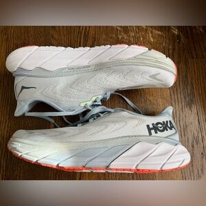 Hoka W Arahi 6 women’s size 11B, NWT